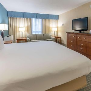 Deluxe King Room Accessible Tub